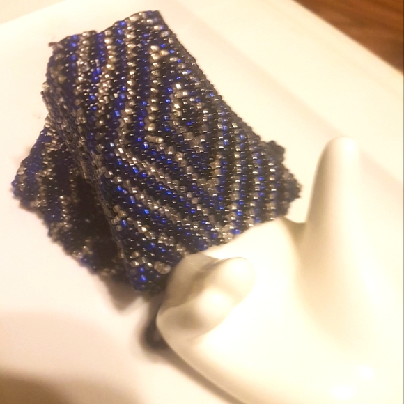 💙 Trippy Ripple Glass Beaded Bracelet - Picture 5 of 10